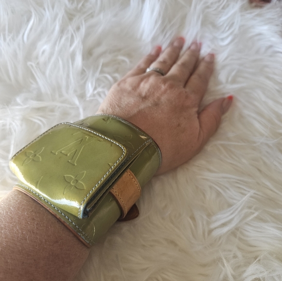 Louis Vuitton Olive and Tan Wristlet - Picture 13 of 16